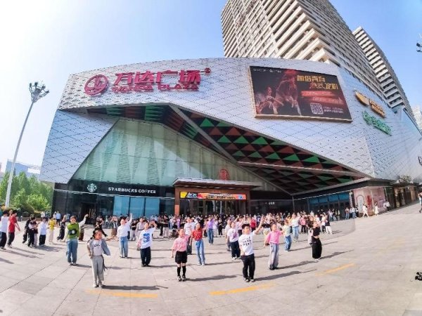 景盛配资 电影《热烈》重映，济南街头举行街舞快闪活动