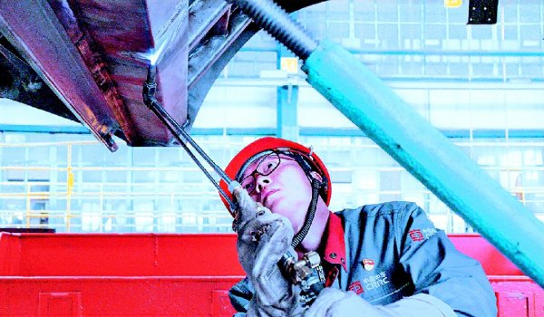 纵信优配 全国劳动模范甘俊林：钢铁脊梁上的精密“舞者”